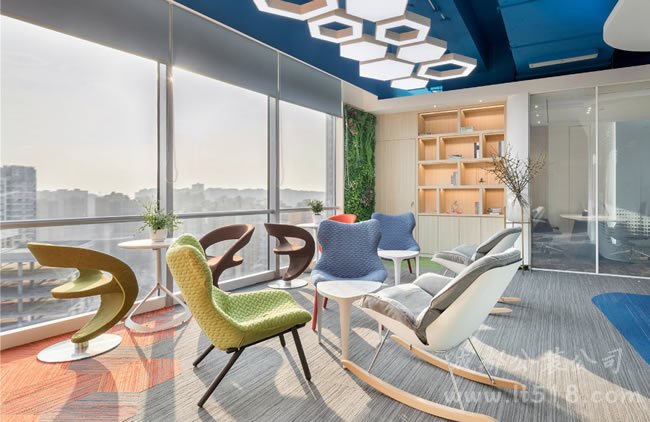 現(xiàn)代簡約風辦公室裝修設計